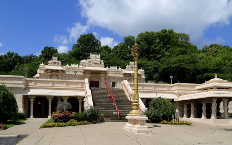 You’d Never Guess This Serene Nashville Temple, With Its Towering Ganesha Idol and Fountain-Ringed Grounds, Is in Tennessee