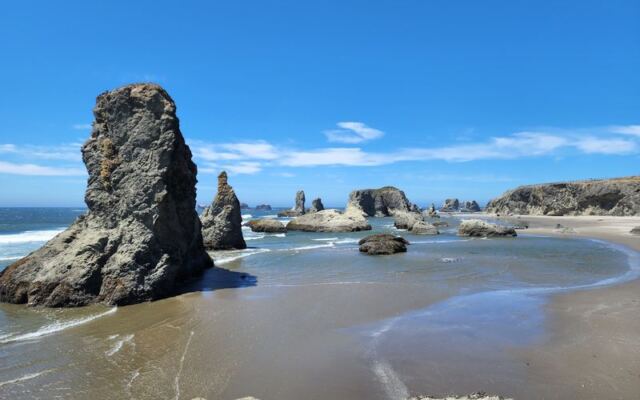 This Free Oregon Coast Pullout Hides Dramatic Sea Stacks That Draw Locals While Tourists Speed On By