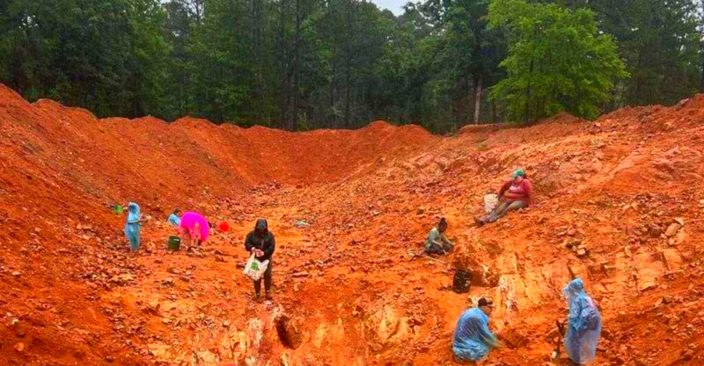 11 Arkansas Places That Prove the Natural State Is a Rockhound’s Paradise