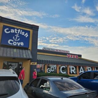 This Oklahoma Seafood Spot Keeps the All-You-Can-Eat Crab Legs Coming Hot and Fresh