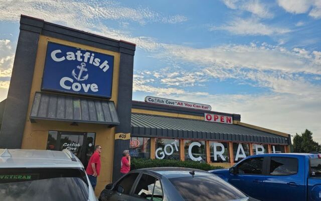 This Oklahoma Seafood Spot Keeps the All-You-Can-Eat Crab Legs Coming Hot and Fresh