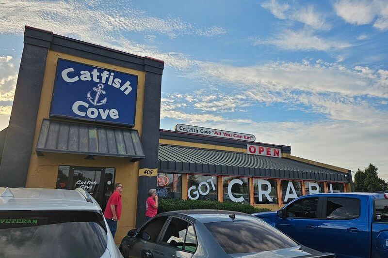 This Oklahoma Seafood Spot Keeps the All-You-Can-Eat Crab Legs Coming Hot and Fresh