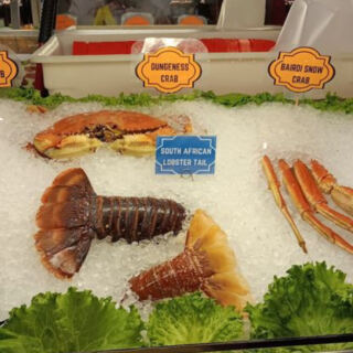 This Illinois Seafood Restaurant Became So Popular It Expanded to 650 Seats