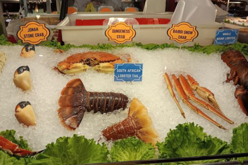 This Illinois Seafood Restaurant Became So Popular It Expanded to 650 Seats