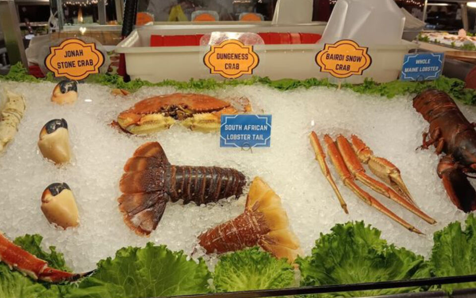 This Illinois Seafood Restaurant Became So Popular It Expanded to 650 Seats