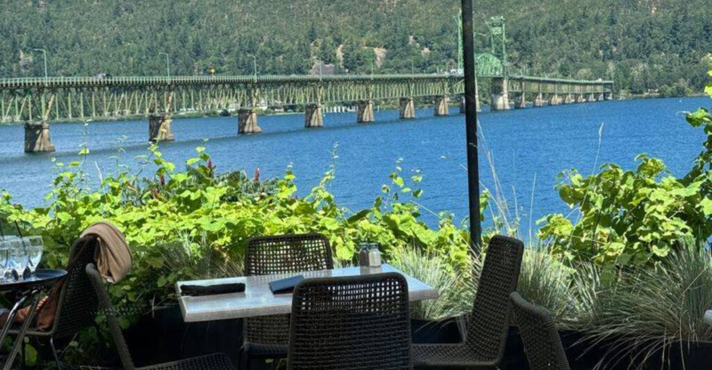 This Oregon Dining Deck Serves Homemade Pasta With a Side of Lake Breezes