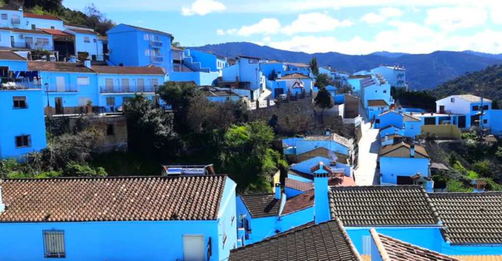 14 Towns Where the Entire Landscape Is One Unusual Color