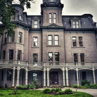 This Historic Illinois Mansion Hides a Maze of 57 Rooms Across Seven Levels