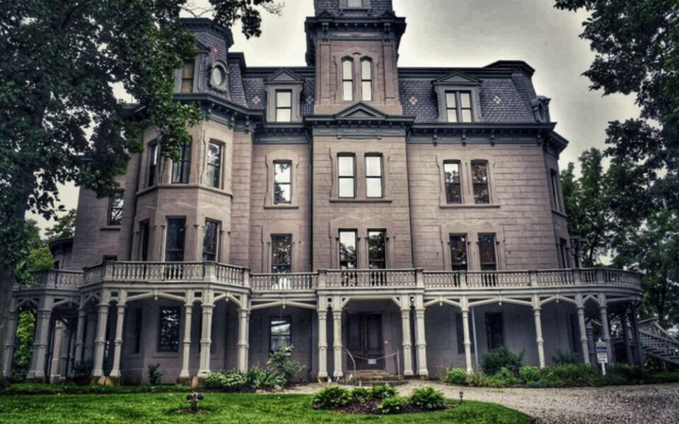 This Historic Illinois Mansion Hides a Maze of 57 Rooms Across Seven Levels
