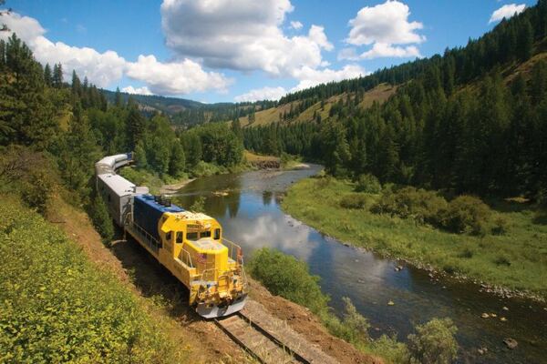 This Oregon Dining Train Winds Through Deep Canyons And Almost Nobody Knows It Exists