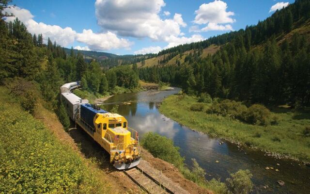 This Oregon Dining Train Winds Through Deep Canyons And Almost Nobody Knows It Exists