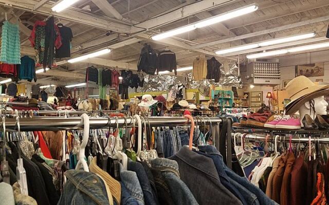 This Oregon Secondhand Store Lets You Fill An Entire Cart For Just $27 Because Prices Go By Weight