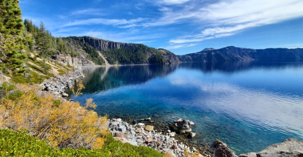This Oregon Lake Seems to Break the Rules With No Rivers Flowing In or Out