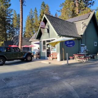 On A California Mountain Highway, This Tiny Creamery Makes Every Scoop On-Site — And People Drive An Hour For It