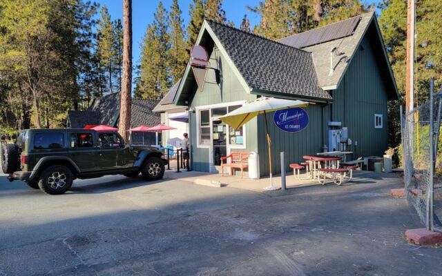 On A California Mountain Highway, This Tiny Creamery Makes Every Scoop On-Site — And People Drive An Hour For It