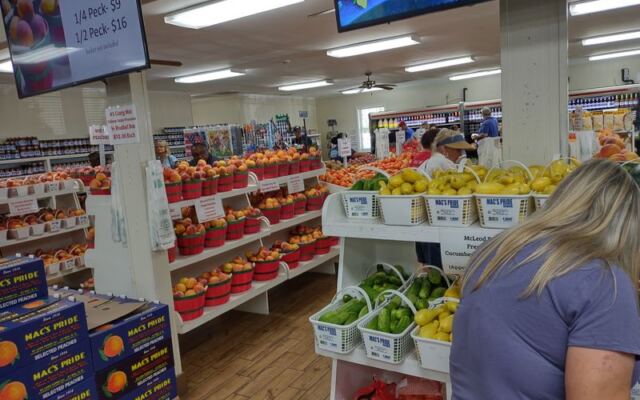 This Sprawling South Carolina Family Farm Market Turns Peaches, Baked Goods, And Jams Into A Food-Lover Stop