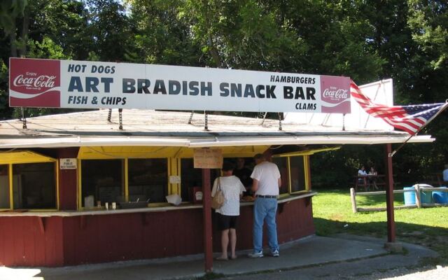 This Old-School Massachusetts Roadside Snack Bar Has Grafton Regulars Lining Up For Foot-Long Dogs And Onion Rings Every Season