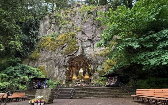 This Oregon Chapel Draws You In For Peace And Keeps You For Donuts And Hot Cocoa During Its Festival Of Lights