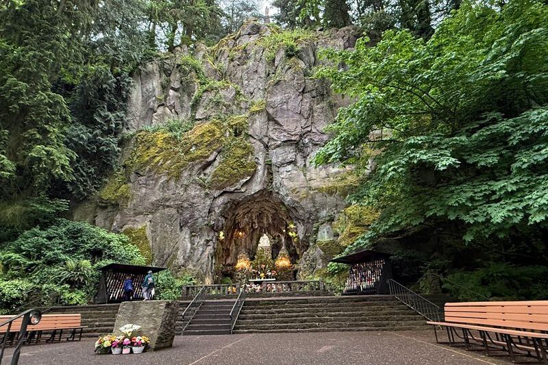 This Oregon Chapel Draws You In For Peace And Keeps You For Donuts And Hot Cocoa During Its Festival Of Lights