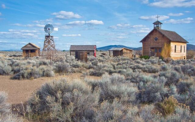 Oregon’s Open-Air Museum Brings A Homestead-Era Village Back To Life With Every Creaking Floorboard