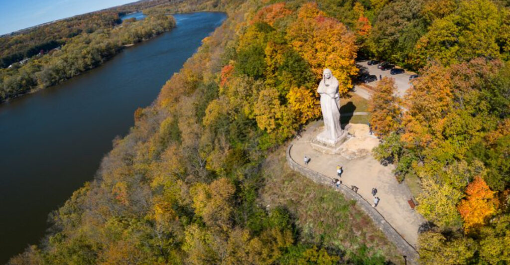 This Illinois River Bluff Landmark Is a 48-Foot Concrete Giant Weighing More Than 536,000 Pounds
