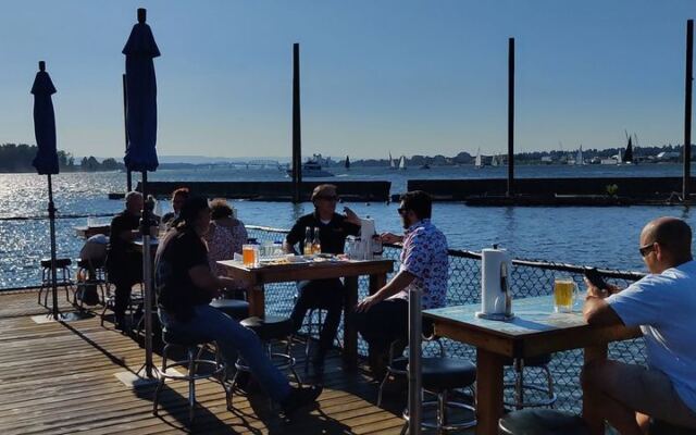 This Laid-Back Oregon Eatery Actually Floats on the Columbia River, With Sunset Views and Drinks Right on the Water