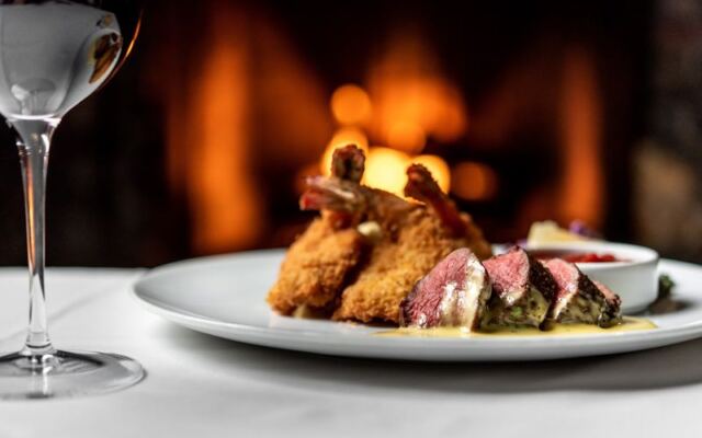 This Old-School Oregon Steakhouse Cooks Its Steaks Perfectly and Still Sets the Table With Tuxedoed Servers