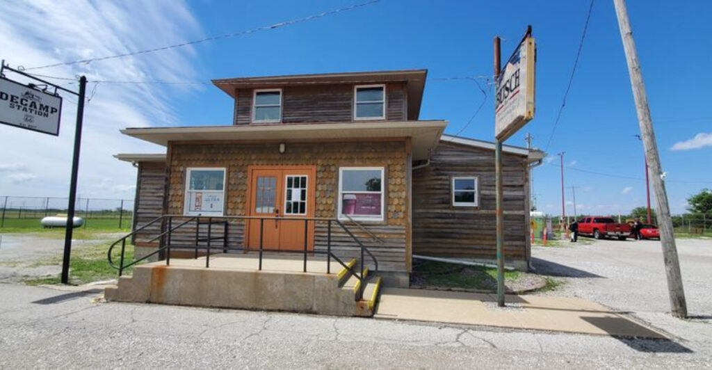 This Illinois Route 66 Roadhouse Once Had Tourist Cabins, a Dance Hall, Gambling, and an Alleged Brothel