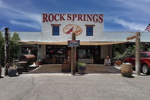 This Roadside Diner In Arizona Serves Classic Burgers And Homemade Pie On The Way To The Grand Canyon