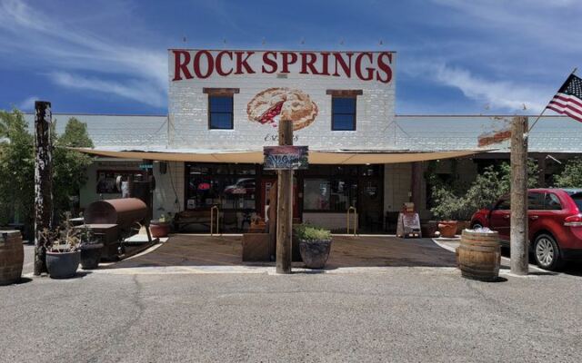This Roadside Diner In Arizona Serves Classic Burgers And Homemade Pie On The Way To The Grand Canyon