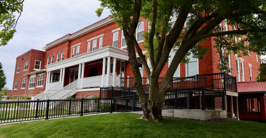This Illinois Restaurant Fills a Restored 1902 Inn With Food, Craft Beer, and Small-Town History
