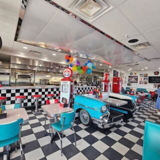 This ’50s-Themed Indiana Diner Griddles Classic Burgers Amid Jukeboxes And Poodle-Skirted Nostalgia