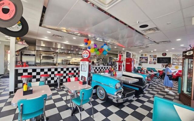 This ’50s-Themed Indiana Diner Griddles Classic Burgers Amid Jukeboxes And Poodle-Skirted Nostalgia