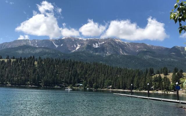 This Oregon Town Has More Bronze Statues Than Residents And A Lake So Blue It Almost Hurts To Look At