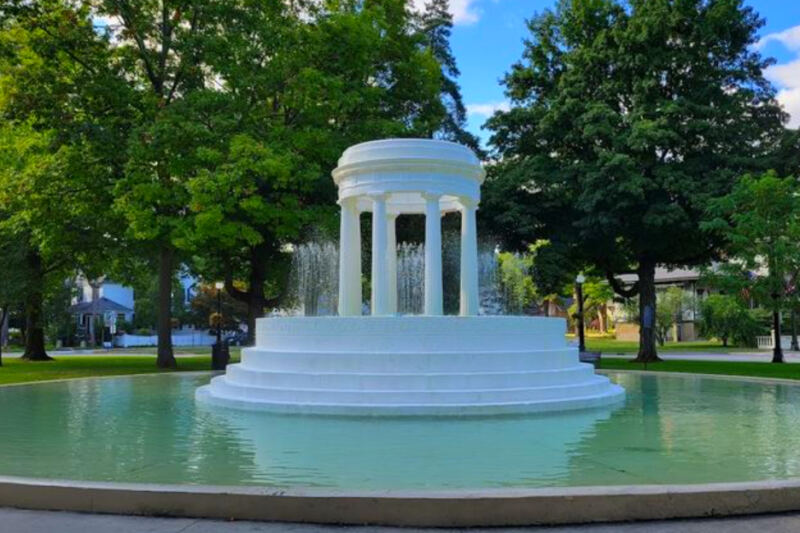 This Michigan Fountain Glows at Night – and Was Inspired by a Palace at Versailles