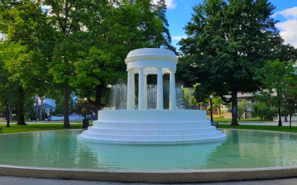 This Michigan Fountain Glows at Night – and Was Inspired by a Palace at Versailles