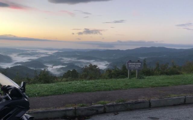 There’s a Quiet Blue Ridge Parkway Overlook Where North Carolina Locals Catch Sunsets Without the Crowds