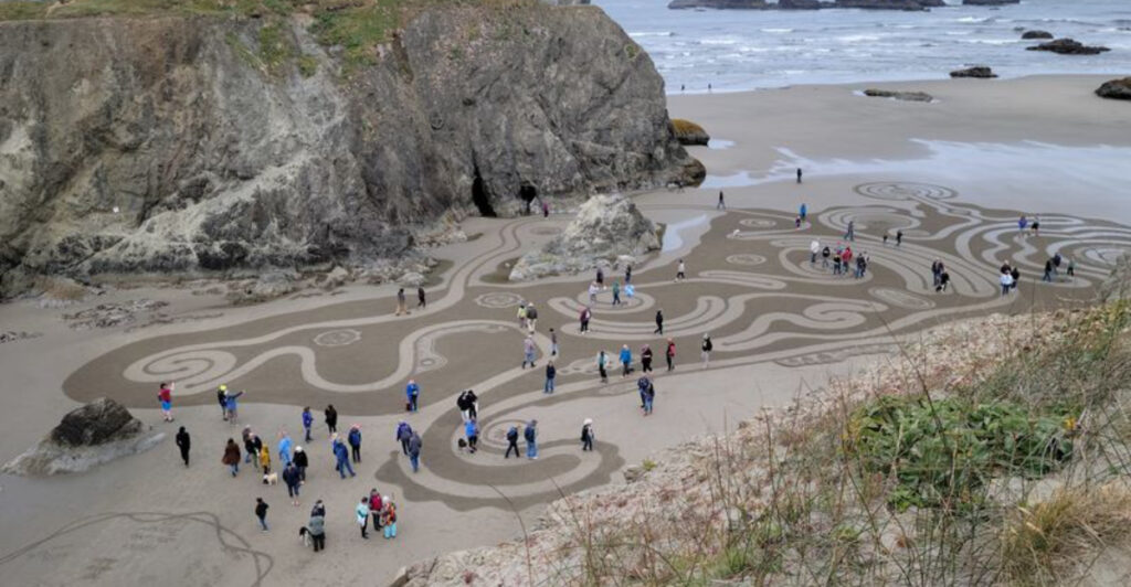 This Oregon Beach Reveals a Hidden Maze When the Tide Goes Out