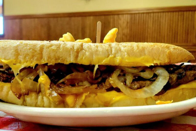 This Illinois Restaurant Has Served Garlic-Butter Poorboy Steaks Since 1933