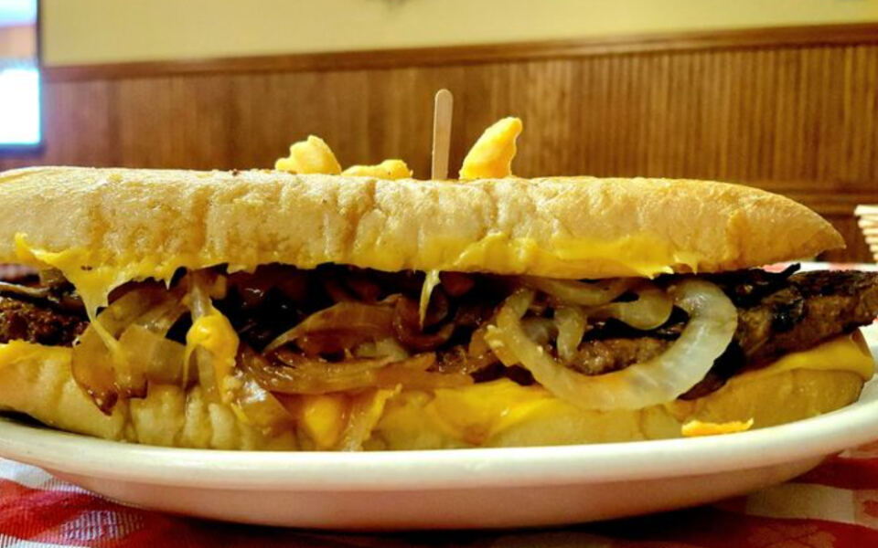 This Illinois Restaurant Has Served Garlic-Butter Poorboy Steaks Since 1933