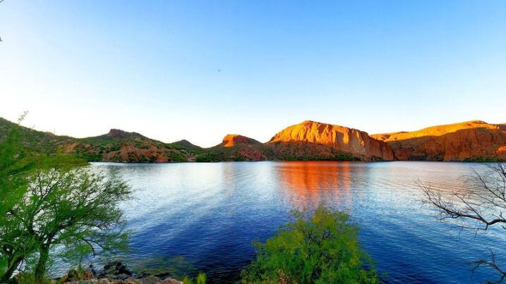 This Scenic Arizona Lake Beach Is A Free-Feeling Family Swimming Spot With Sandy Shores
