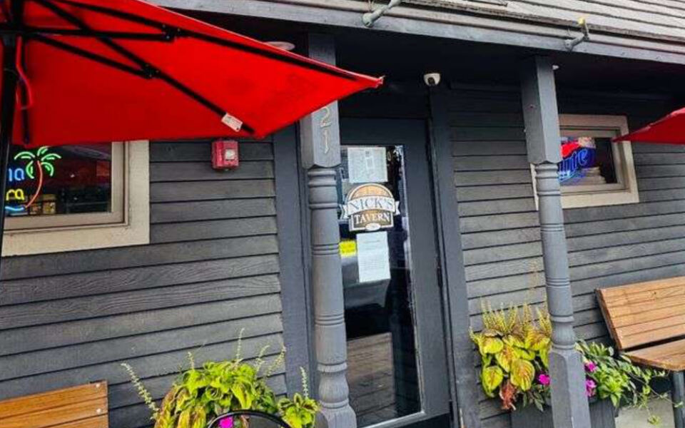 This Illinois Tavern Beat 63 Restaurants With Its Massive One-Pound Burger