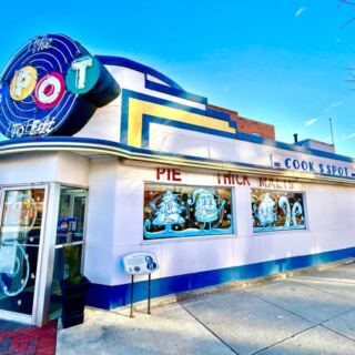 This Ohio Diner Keeps The Spirit Of The 1950s Alive With Every Burger And Slice Of Pie