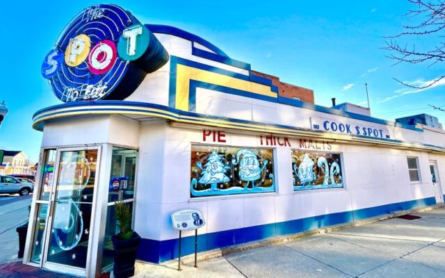 This Ohio Diner Keeps The Spirit Of The 1950s Alive With Every Burger And Slice Of Pie