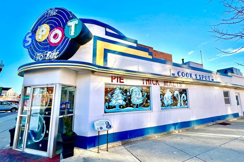This Ohio Diner Keeps The Spirit Of The 1950s Alive With Every Burger And Slice Of Pie