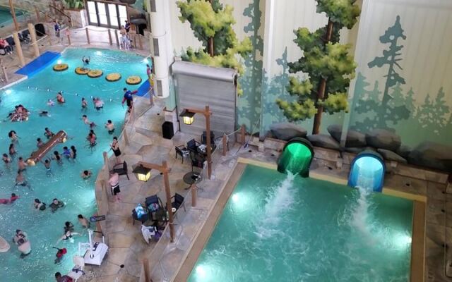 This Washington Resort Hides An Indoor Water Park With Waterslides And A Wave Pool