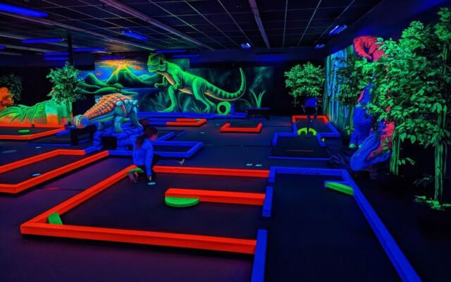 One Of Ohio’s Strangest Indoor Adventures Mixes Blacklights With Raptor Territory