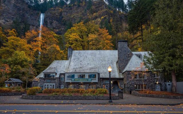 There’s An Oregon Lodge Restaurant Where You Can Eat Hearty Northwest Comfort Food With Multnomah Falls Right Outside