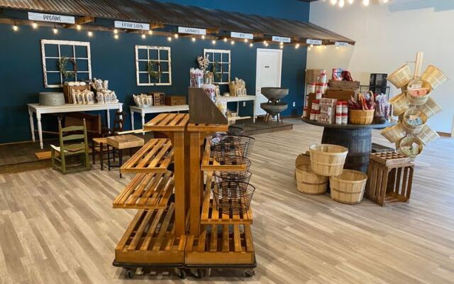 This Family-Run South Carolina Country Store Hooks Road-Trippers With Stone-Ground Grits, Cornmeal Pancake Mix, And Fresh Cider