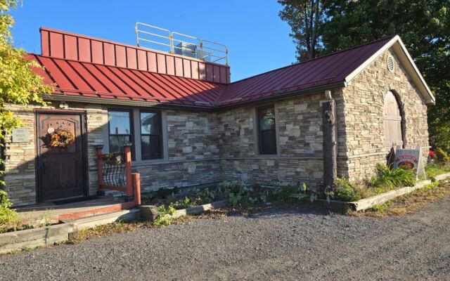 Locals Keep Filling This New Jersey Steakhouse Even When The Outside Looks Dark